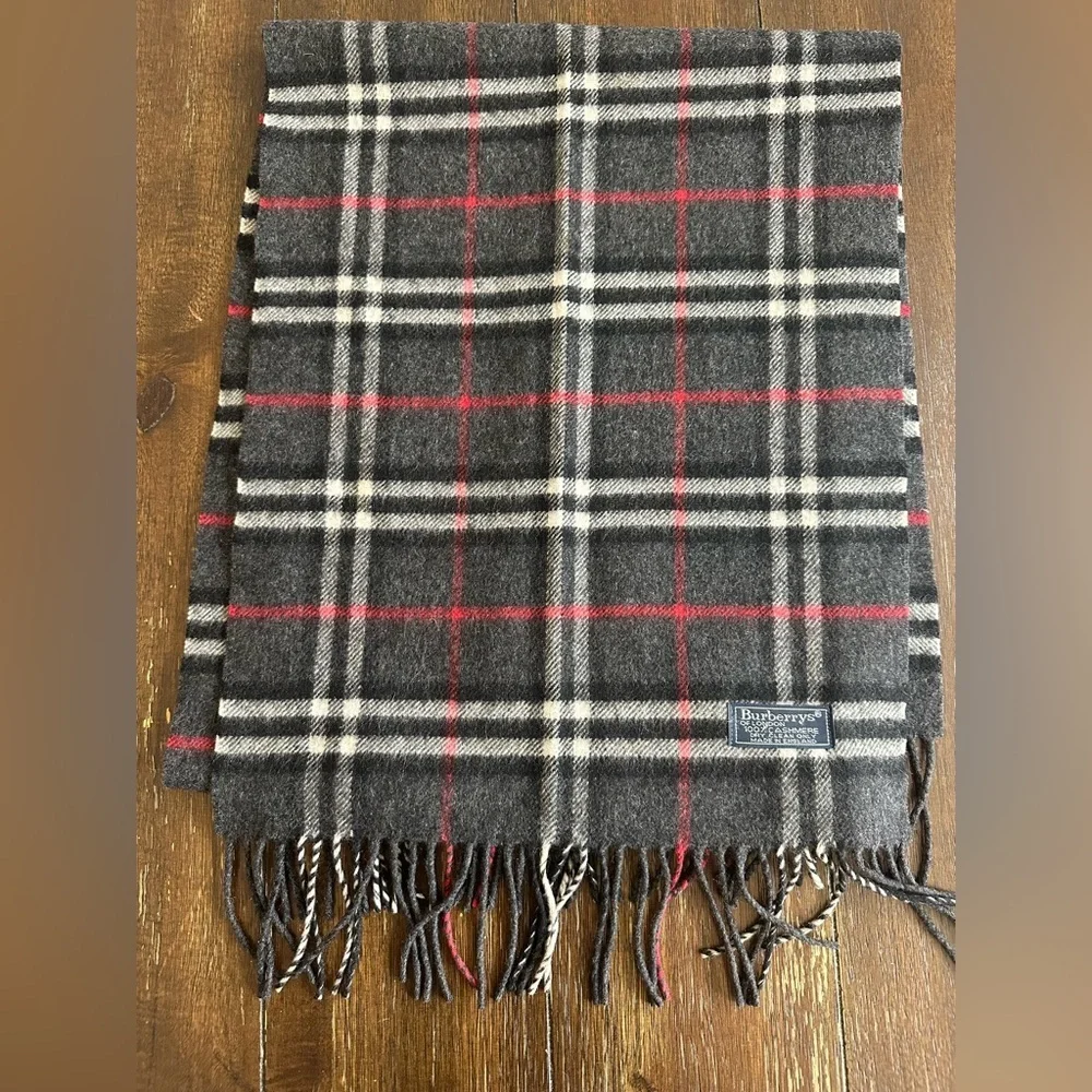 Vintage Burberry's cashmere scarf